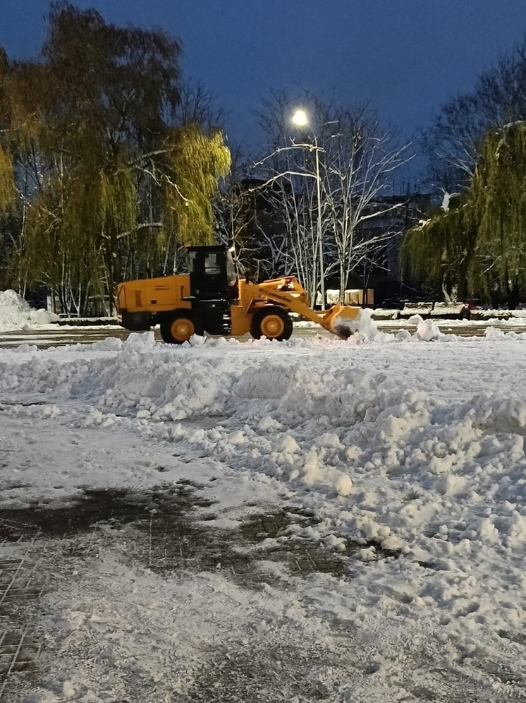 Брянские коммунальщики вышли на борьбу с последствиями снегопада