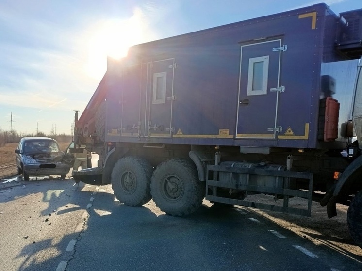 В Самарской области в ДТП с «Нивой» и КАМАЗом пострадали 2 человека