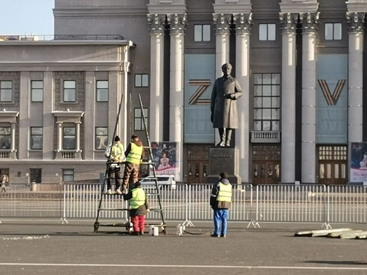 На главной площади в Самаре начали установку новогодней елки