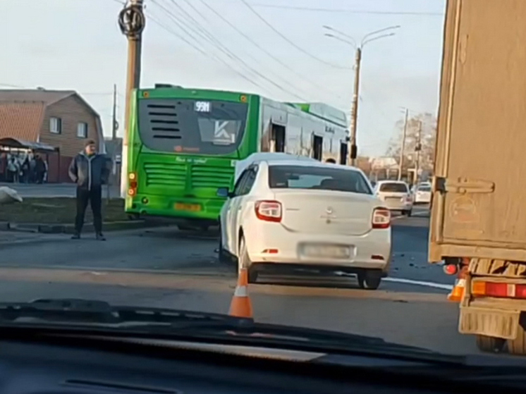 В Курске водитель легковушки попал в больницу после ДТП с автобусом