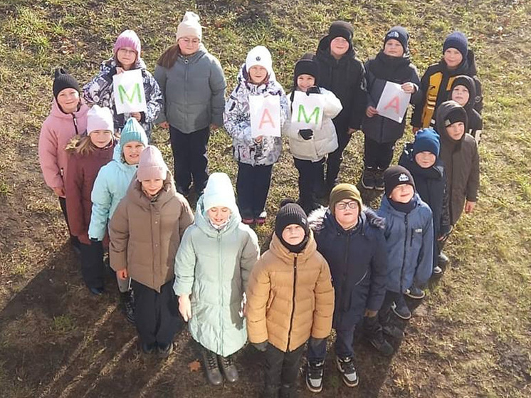 Молодежь Притамбовья поздравила мам с Днем матери трогательными акциями