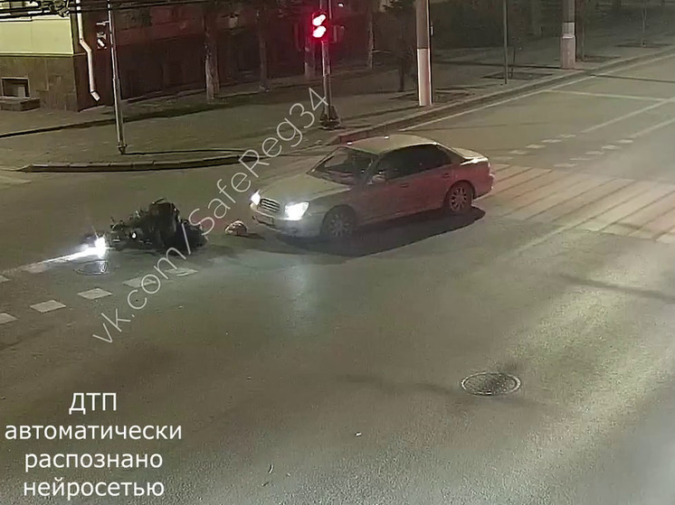 В центре Волгограда автомобиль сбил двоих мужчин на электровелосипеде