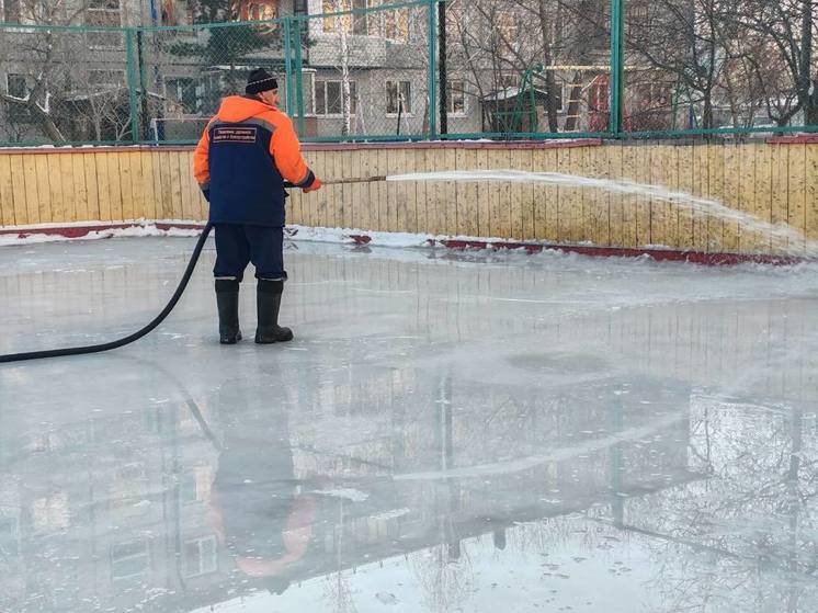 В Омске начали заливать хоккейные коробки во дворах многоэтажек