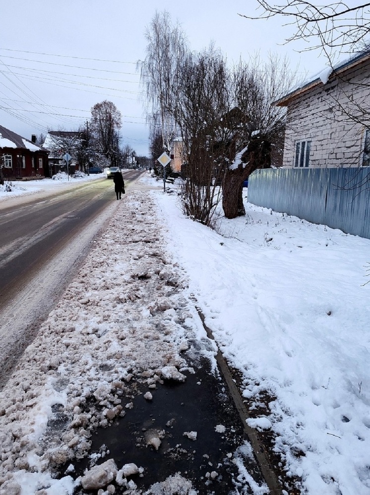 В Тверской области из-за заваленного снегом тротуара люди ходят по дороге