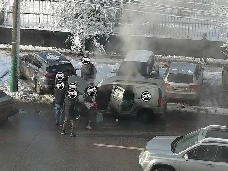 В Пензе на дороге загорелся автомобиль