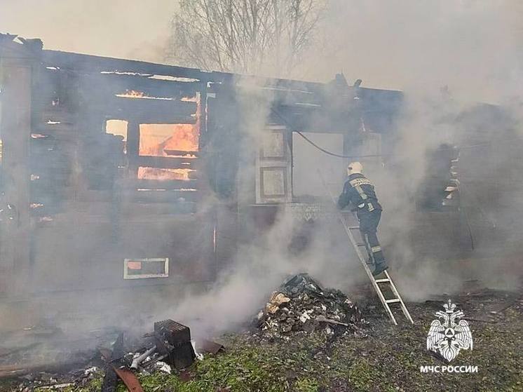 Под Тверью жилой дом сгорел до фундамента