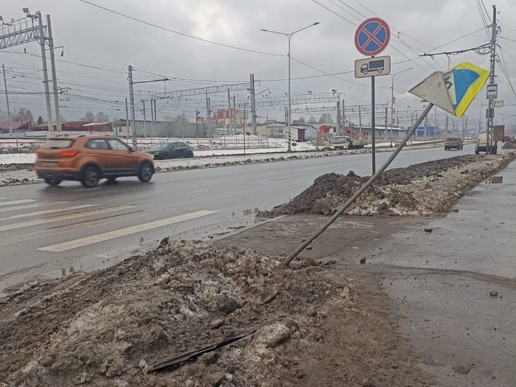 Джип сбил дорожный знак и вылетел в пешеходную зону в Петрозаводске