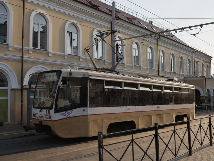 В Перми студент пожаловался на то, что ему прожгла дыру в пуховике лупа в трамвае