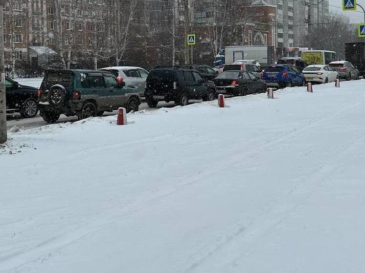 Массовое ДТП на Комсомольском в Барнауле частично парализовало движение в центре