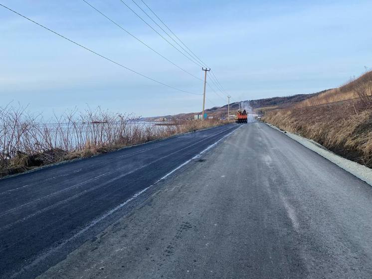 На автодороге между Холмском и Яблочным уложили асфальт