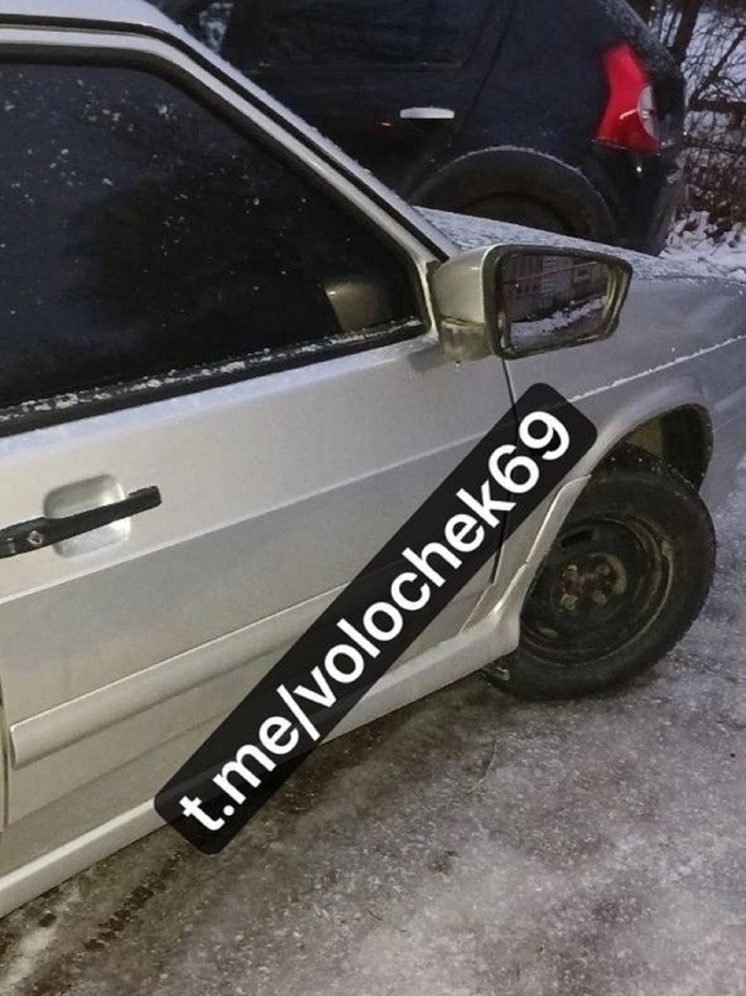 В Тверской области мужчина сломал боковое зеркало чужого автомобиля и скрылся
