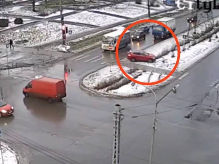 Водитель в Петрозаводске заехал на встречку, но вовремя опомнился