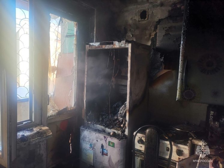Жильцов дома эвакуировали из-за пожара в холодильнике в Чите