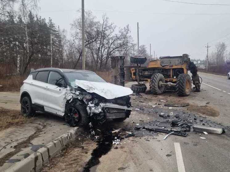 Под Воронежем Gelly выехал на встречную полосу и врезался в экскаватор