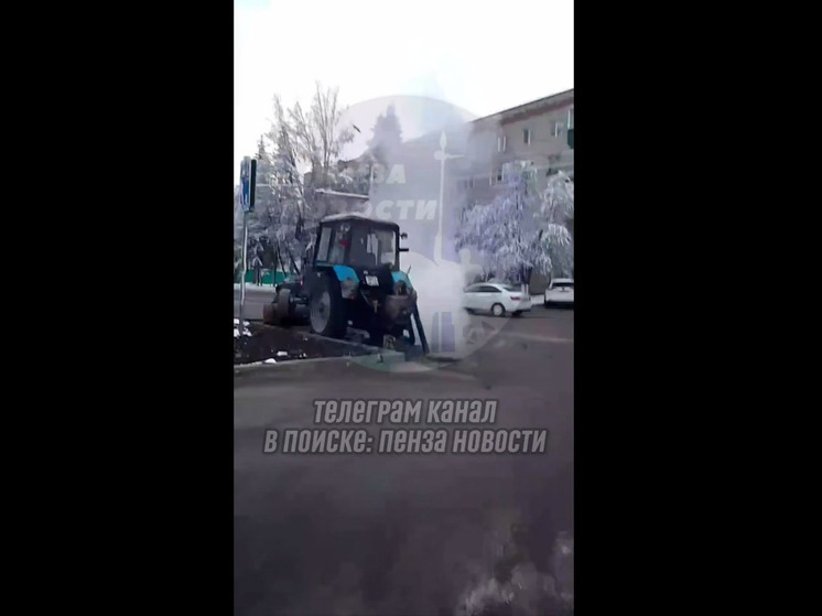 В Пензе прорвало трубу на улице Леонова