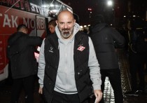 Главный тренер московского "Спартака" Деян Станкович повредил защитное стекло на скамейке запасных во время ответного матча 1/4 финала Кубка России по футболу против "Ростова"