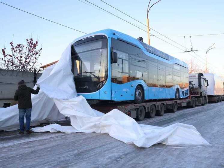 В Екатеринбург прибыли новые низкопольные троллейбусы