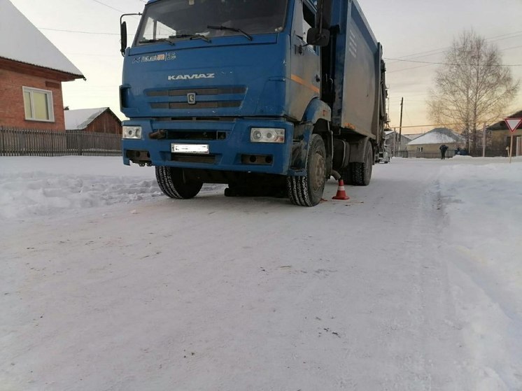 Грузовик насмерть задавил рабочего в Новосибирской области