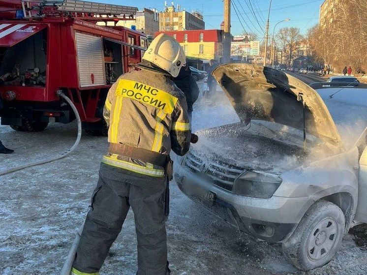 Грузовик и легковая иномарка горели 27 ноября в Томске