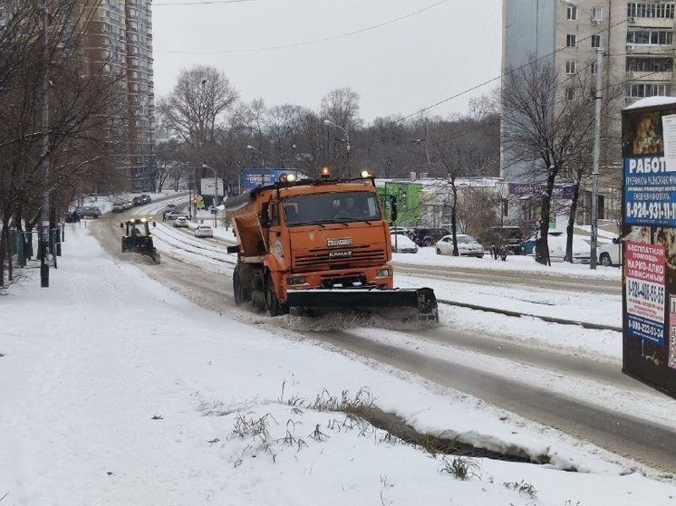 В Хабаровске уборка снега идет круглосуточно