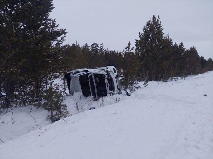 УАЗ завалился на бок на ямальской трассе