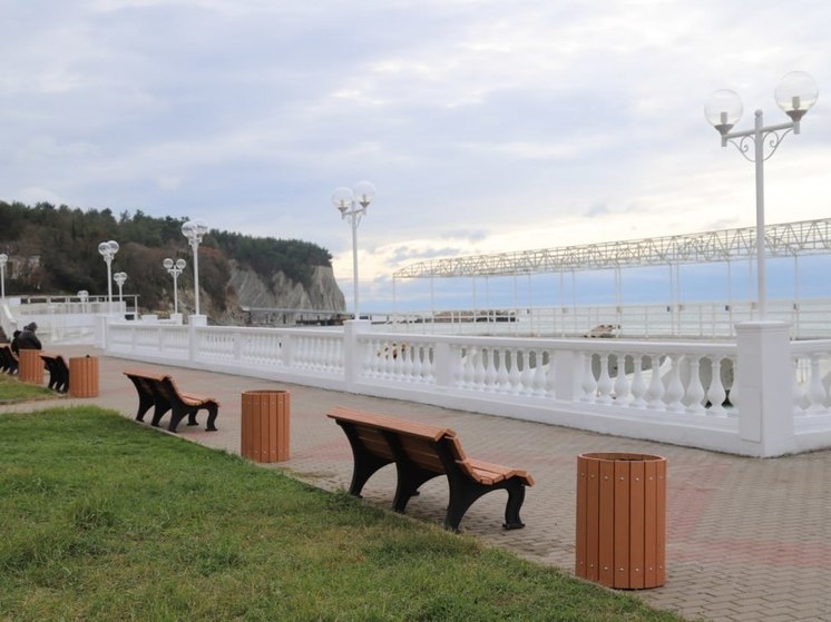 В селе Дивноморское отремонтировали проход к морю и участок набережной