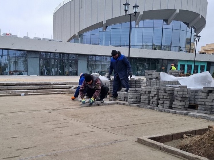 На улице Краснознаменской в Волгограде подходит к концу укладка плитки