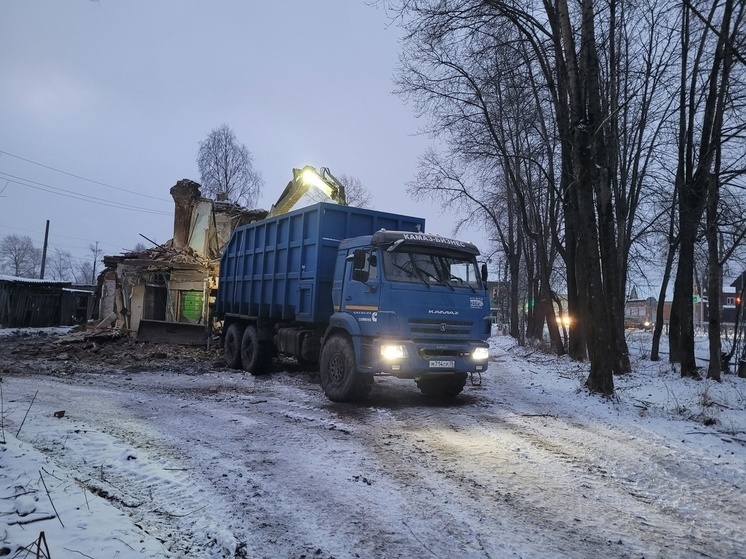 В Няндоме продолжается снос трёх аварийных домов