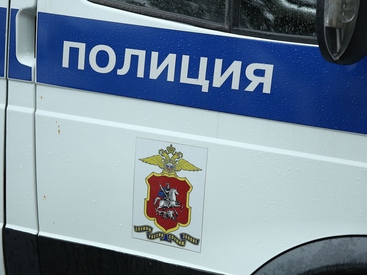 Mash: группа подростков забросала бутылками и изрисовала посольство Швеции в Москве