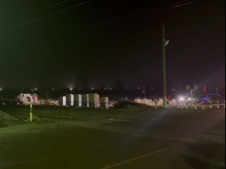 Под Строганово электропоезд столкнулся с автомобилем на переезде