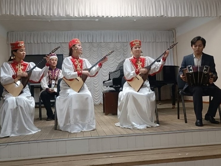 Школа искусств Элисты получила музыкальные инструменты