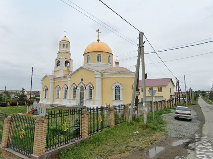 В Косулино простились с девушкой, которую зарезали на Эльмаше