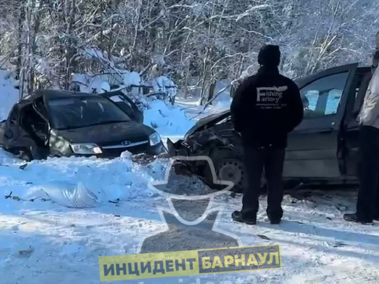 На трассе в Алтайском крае в ДТП с двумя «Ладами» погиб молодой человек