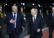 Белорусский лидер Александр Лукашенко на полях саммита ОДКБ в комментарии журналисту ВГТРК Павлу Зарубину заявил, что в шутку предложил президенту РФ Владимиру Путину идею о размещении в Белоруссии российской гиперзвуковой ракетной системы «Орешник». Видеозапись размещена в телеграм-канале Зарубина.