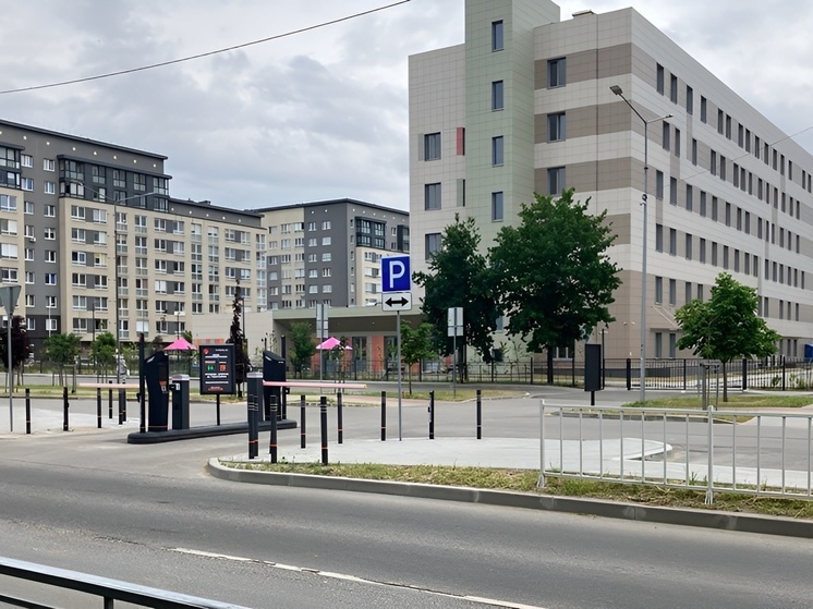  Калининградцам объяснили, как припарковаться у новой поликлиники на Сельме