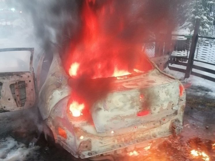 Автомобиль загорелся на дороге Кола - Лотта