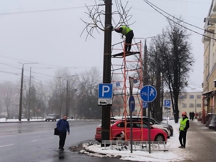 В Смоленске на улице Николаева ремонтируют подсветку