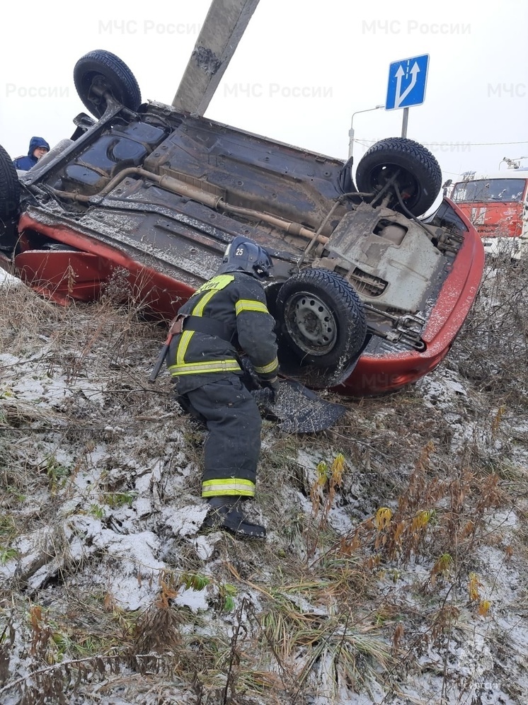 Под Орлом автомобиль столкнулся с опорой ЛЭП и опрокинулся в кювет