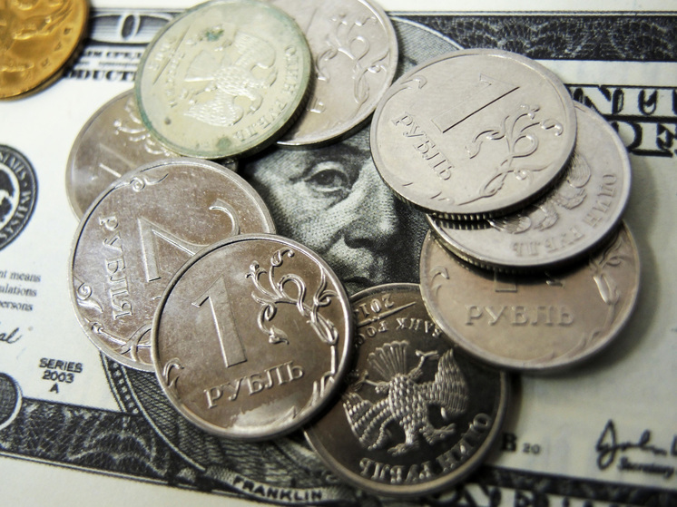 "Фонтанка": петербургские обменники отказываются менять старые доллары на новые