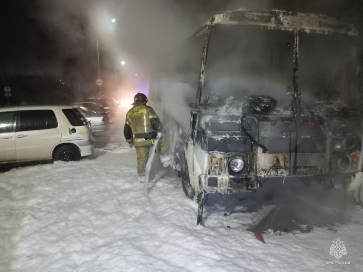 В Новоалтайске сгорел пассажирский автобус