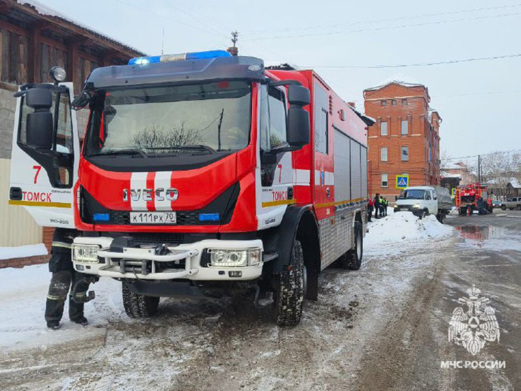 Холодильник и кухонный гарнитур обгорели во время пожара в Томске