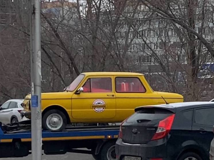 Желтый «Запорожец» с подарками на эвакуаторе заметили жители Новосибирска