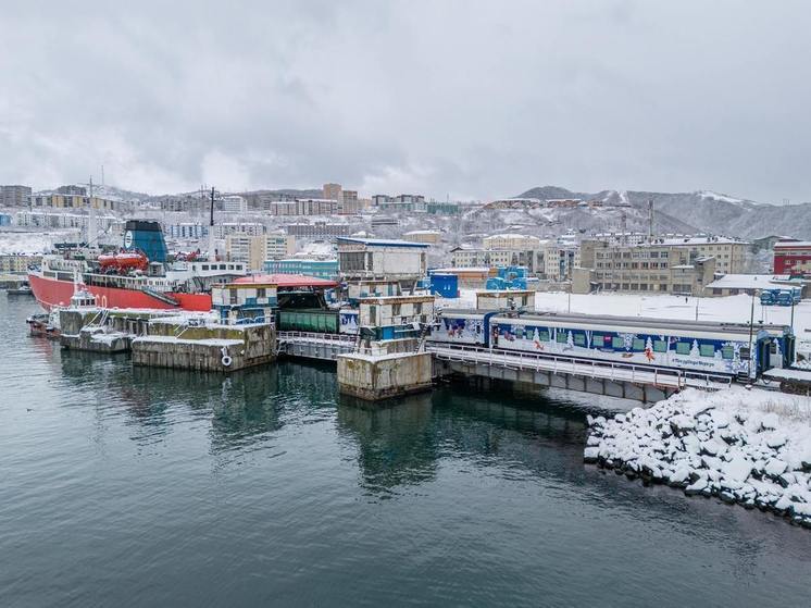 Поезд Деда Мороза пришвартовался к побережью Сахалина