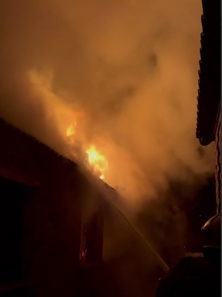 В Горловке с пожаром боролись девять спасателей