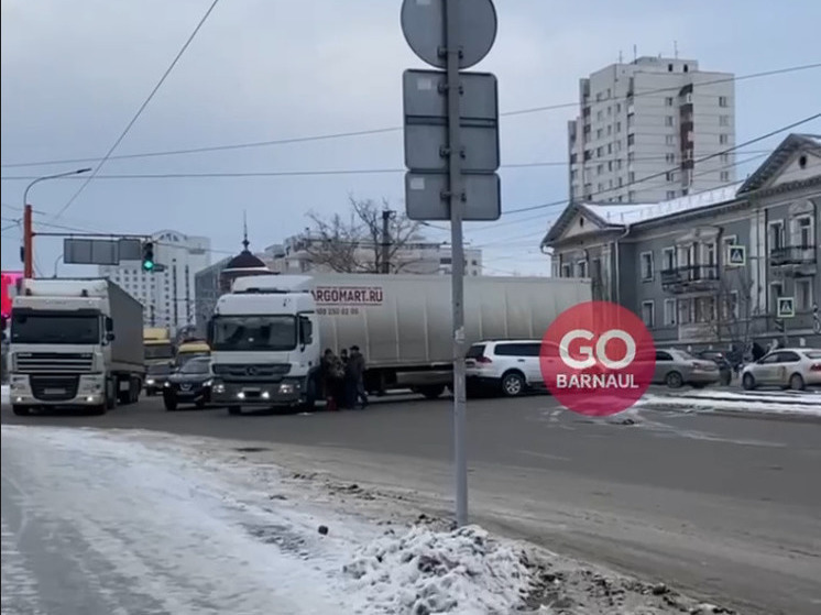 ДТП с фурой заблокировало движение в центре Барнаула