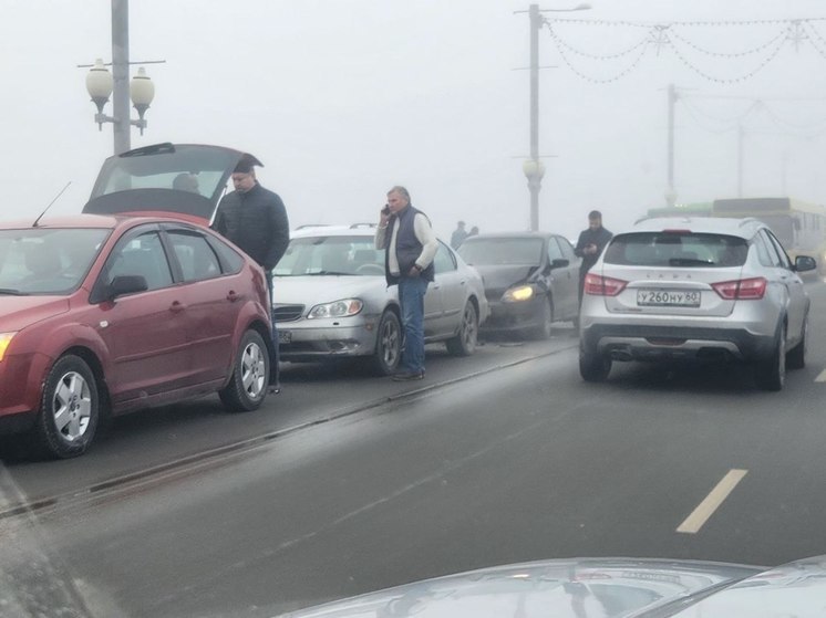 Авария затрудняет движение в центре Пскове