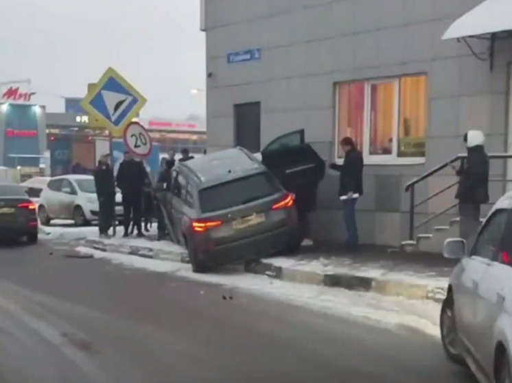 В Жуковском внедорожник врезался в ТЦ и снес дорожный знак