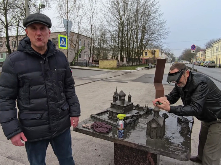 В Великом Новгороде вновь сломали кресты на макете Знаменского собора