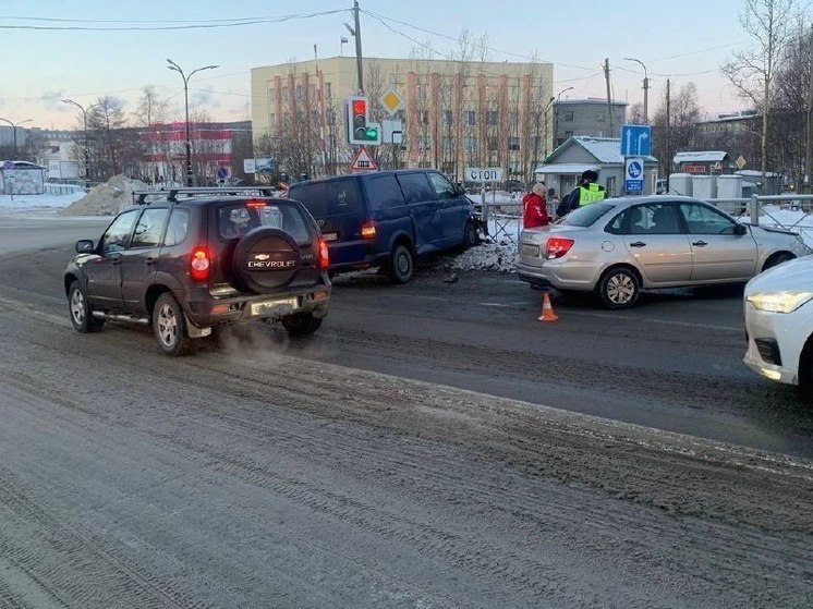 Водитель и пассажир попали в больницу после ДТП на дороге «Кола»