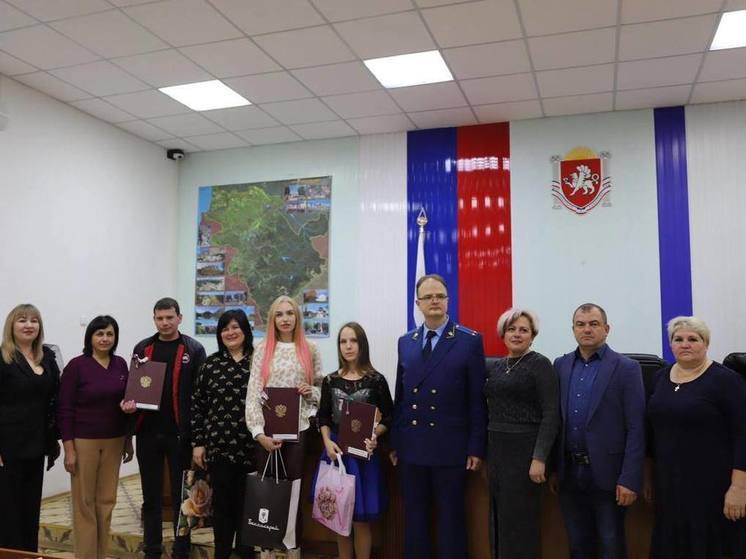 В Бахчисарайском районе трое сирот получили благоустроенные квартиры